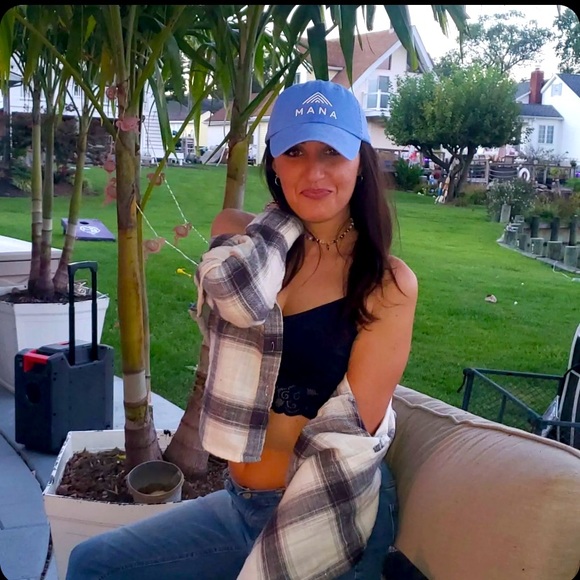 Meet your Posher, Alexis - Picture 1 of 2